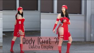 cosplay elektra en robe rouge et accessoires assortis, deux poses différentes