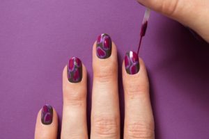 manucure violette avec motifs floraux sur ongles courts