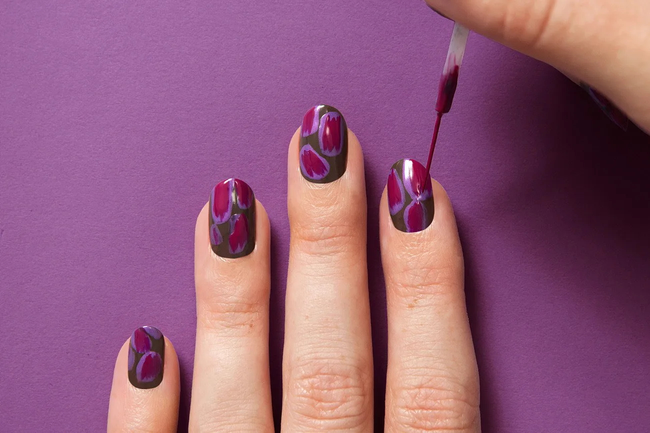 manucure violette avec motifs floraux sur ongles courts