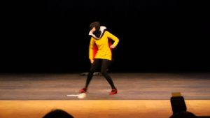 cosplay fantômette en costume jaune et noir sur scène