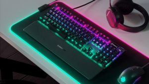 clavier mécanique RGB avec souris et casque gamer sur tapis illuminé