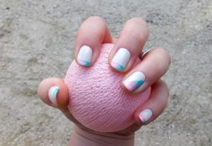 manucure dégradé à l'éponge avec nuances pastel rose, bleu et blanc