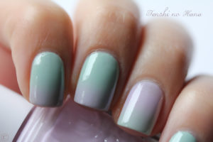 manucure dégradé à l'éponge vert et rose pastel sur ongles