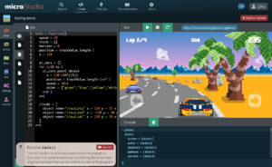 interface microstudio montrant un script de jeu de course avec vue du gameplay en temps réel