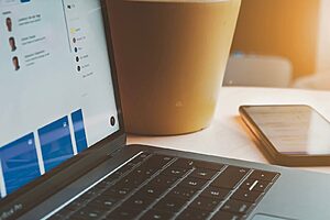 ordinateur portable affichant un site de paiement avec une tasse de café à proximité