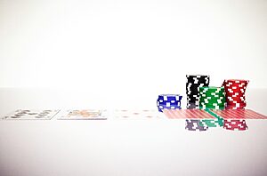 jetons de poker colorés et cartes de blackjack sur table de jeu
