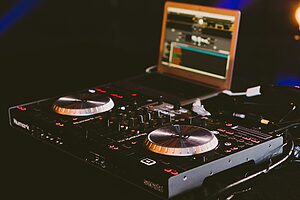 équipement dj professionnel numark avec laptop pour streaming twitch