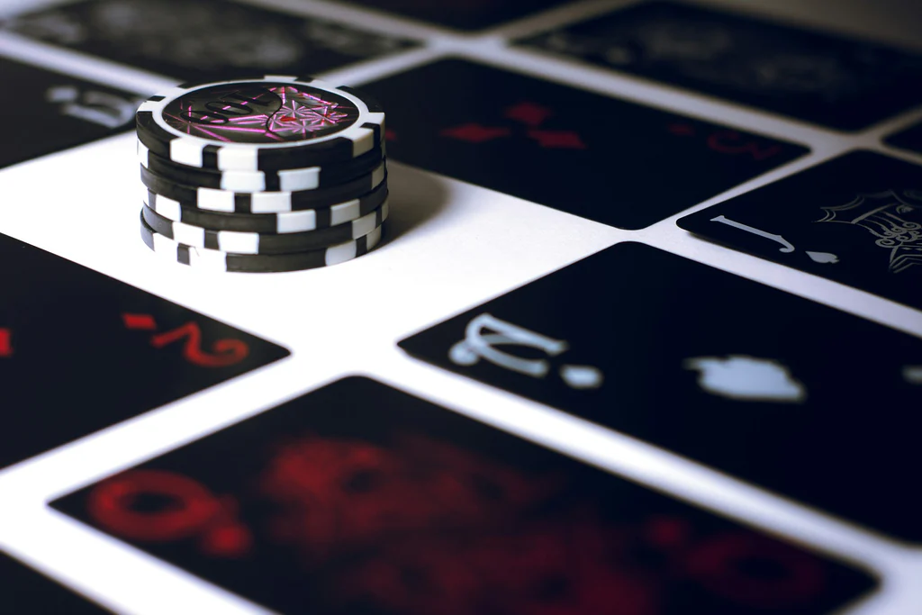 stack de jetons de poker noir et blanc sur cartes de jeu cashpot casino